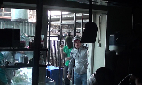 "Сегодня ночью 50 вооруженных неизвестных людей ворвались в кафе и выкинули нас оттуда. Баран остался в заложниках. К сожалению, это не шутка. Забор уже сломали. Имущество кафе внутри. Ланча не будет и ужина тоже", - сообщается на странице ресторана "Хачапури" в фейсбуке.