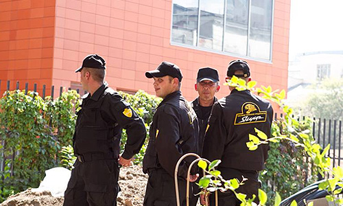 "Сегодня ночью 50 вооруженных неизвестных людей ворвались в кафе и выкинули нас оттуда. Баран остался в заложниках. К сожалению, это не шутка. Забор уже сломали. Имущество кафе внутри. Ланча не будет и ужина тоже", - сообщается на странице ресторана "Хачапури" в фейсбуке.