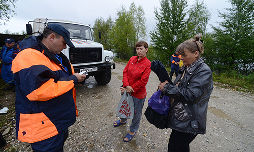 Спасатели МЧС переписывают данные жителей желающих вернуться в подтопленное село Мазаново Мазановского района Амурской области.