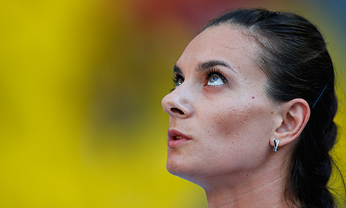 Российская спортсменка Елена Исинбаева после победы в финальных соревнованиях по прыжкам с шестом среди женщин на чемпионате мира по легкой атлетике в Москве.