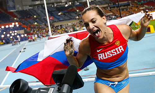 Российская спортсменка Елена Исинбаева после победы в финальных соревнованиях по прыжкам с шестом среди женщин на чемпионате мира по легкой атлетике в Москве.