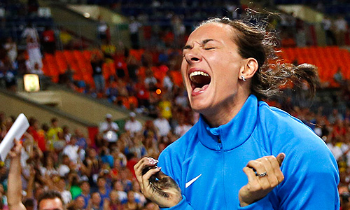 Российская спортсменка Елена Исинбаева после победы в финальных соревнованиях по прыжкам с шестом среди женщин на чемпионате мира по легкой атлетике в Москве.