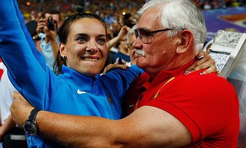 Российская спортсменка Елена Исинбаева с тренером Евгением Трофимовым после победы в финальных соревнованиях по прыжкам с шестом среди женщин на чемпионате мира по легкой атлетике в Москве.