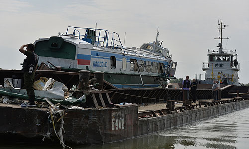 Потерпевший крушение на реке Иртыш теплоход "Полесье-8" поднят из воды. 17 августа на реке Иртыш вблизи поселка Новая Станица пассажирский теплоход столкнулся с баржей и получил пробоину.