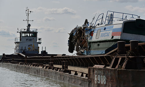 Потерпевший крушение на реке Иртыш теплоход "Полесье-8" поднят из воды. 17 августа на реке Иртыш вблизи поселка Новая Станица пассажирский теплоход столкнулся с баржей и получил пробоину.