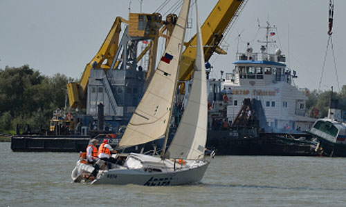 Потерпевший крушение на реке Иртыш теплоход "Полесье-8" поднят из воды. 17 августа на реке Иртыш вблизи поселка Новая Станица пассажирский теплоход столкнулся с баржей и получил пробоину.