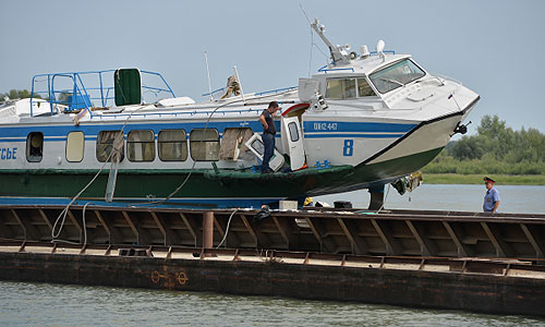 Потерпевший крушение на реке Иртыш теплоход "Полесье-8" поднят из воды. 17 августа на реке Иртыш вблизи поселка Новая Станица пассажирский теплоход столкнулся с баржей и получил пробоину.