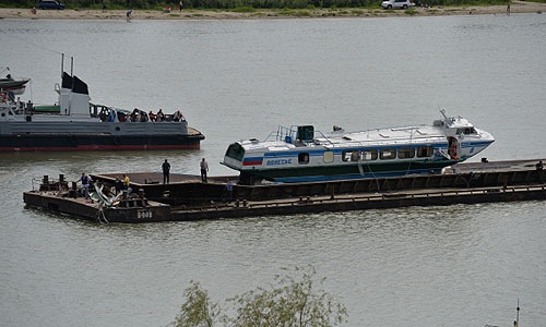 Потерпевший крушение на реке Иртыш теплоход "Полесье-8" поднят из воды. 17 августа на реке Иртыш вблизи поселка Новая Станица пассажирский теплоход столкнулся с баржей и получил пробоину.