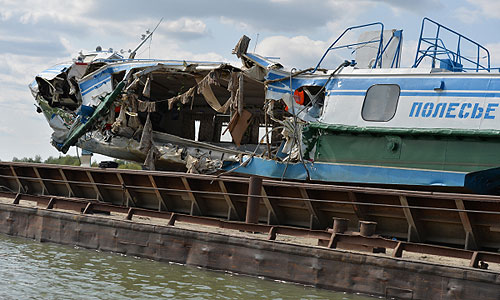 Потерпевший крушение на реке Иртыш теплоход "Полесье-8" поднят из воды. 17 августа на реке Иртыш вблизи поселка Новая Станица пассажирский теплоход столкнулся с баржей и получил пробоину.