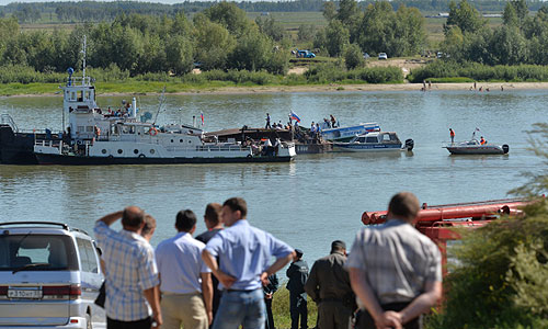 Число пострадавших в результате столкновения пассажирского теплохода и баржи в Омской области на Иртыше увеличилось до 46 человек. "По имеющимся данным полиции, в результате столкновения погибло четыре человека, 46 - пострадали, из них 14 находятся в тяжелом состоянии, в том числе два ребенка. Остальные пассажиры после осмотра медицинскими работниками отпущены домой", - сообщает пресс-служба УМВД России по Омской области. Установлено, что на борту теплохода находилось 56 пассажиров и 4 человека из числа членов экипажа.