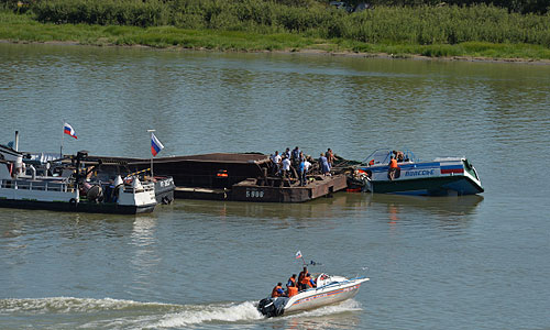 Число пострадавших в результате столкновения пассажирского теплохода и баржи в Омской области на Иртыше увеличилось до 46 человек. "По имеющимся данным полиции, в результате столкновения погибло четыре человека, 46 - пострадали, из них 14 находятся в тяжелом состоянии, в том числе два ребенка. Остальные пассажиры после осмотра медицинскими работниками отпущены домой", - сообщает пресс-служба УМВД России по Омской области. Установлено, что на борту теплохода находилось 56 пассажиров и 4 человека из числа членов экипажа.