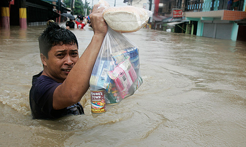 Наиболее опасная ситуация сложилась в самых бедных кварталах Манилы: из-за быстрого повышения уровня воды жители вынуждены подниматься на крыши домов и там ждать прибытия спасателей.