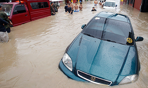 Жители столицы Филиппин страдают от сильных наводнений.