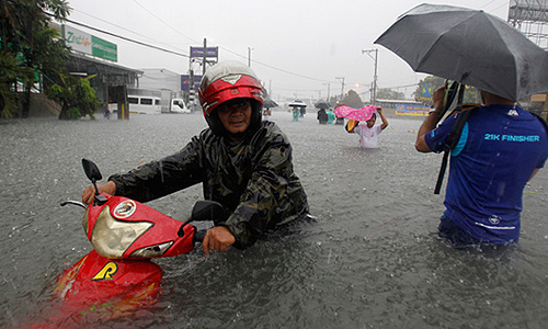 На многих улицах Манилы парализовано движение автомобилей. Закрыты городские школы и госучреждения. Приостановила работу и местная биржа.
