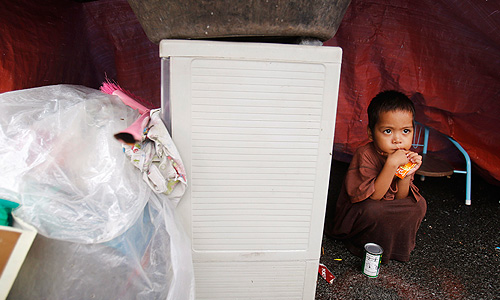 Наиболее опасная ситуация сложилась в самых бедных кварталах Манилы: из-за быстрого повышения уровня воды жители вынуждены подниматься на крыши домов и там ждать прибытия спасателей.