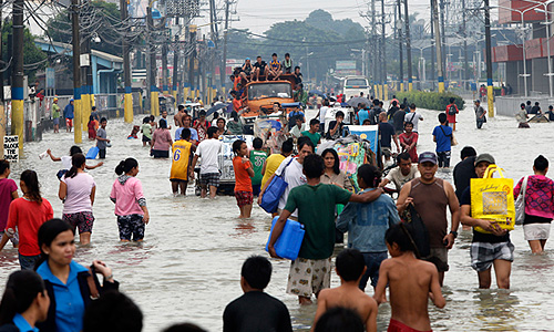Жители столицы Филиппин страдают от сильных наводнений.
