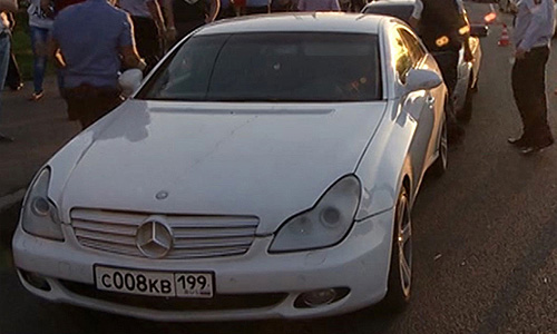 Автомобиль Mercedes Benz CLS350, за рулем которого находился задержанный за стрельбу из хулиганских побуждений в центре Москвы молодой человек.