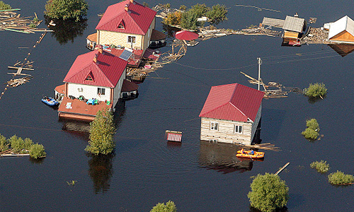 В настоящее время в Хабаровском крае в борьбе с паводком и в оказании помощи людям задействованы 2 тыс. профессиональных спасателей, а общая группировка составляет порядка 8 тыс. человек. Развернуто 55 пунктов временного размещения, а из Москвы двумя самолетами МЧС доставлен мобильный палаточный городок на 125 человек.