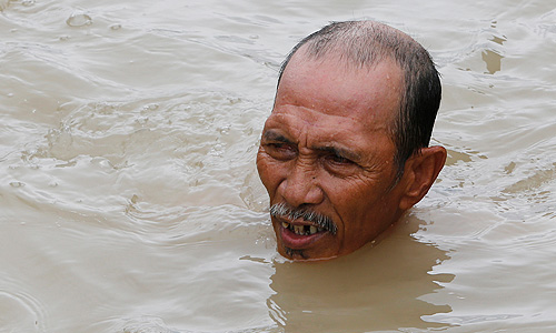 В спровоцированных проливными дождями наводнениях на Филиппинах за последние дни погибли восемь человек, сообщают в среду местные власти. Кроме того, по официальным данным, 200 тыс. местных жителей были вынуждены покинуть свои дома. Из-за наводнений, от которых пострадала, в частности, столица страны Манила, ущерб понесли 600 тыс. местных жителей.
