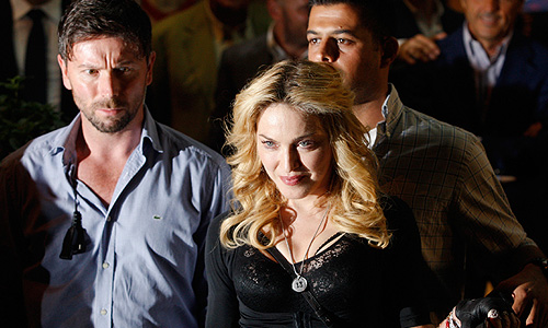 В Риме певица Мадонна поприсутствовала на открытии фитнес-центра "Hard Candy" и улыбнулась.