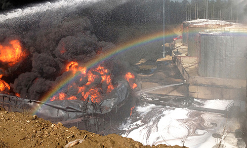 В Ангарском районе Иркутской области уже более 25 часов горит резервуар с нефтепродуктами емкостью 5 тыс. кубометров. Пожару присвоен четвертый ранг сложности из пяти возможных. Рядом с горящим резервуаром находится еще десять аналогичных объектов, из которых три - в непосредственной близости.