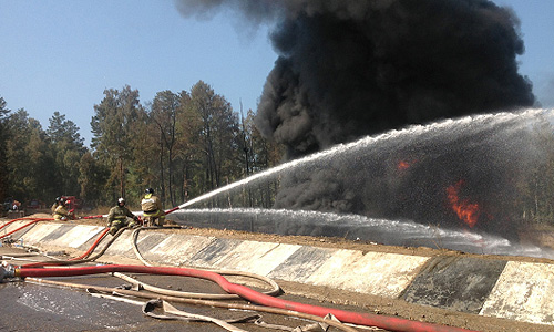 В Ангарском районе Иркутской области уже более 25 часов горит резервуар с нефтепродуктами емкостью 5 тыс. кубометров. Пожару присвоен четвертый ранг сложности из пяти возможных. Рядом с горящим резервуаром находится еще десять аналогичных объектов, из которых три - в непосредственной близости.