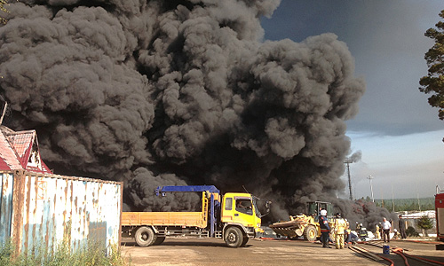 В Ангарском районе Иркутской области уже более 25 часов горит резервуар с нефтепродуктами емкостью 5 тыс. кубометров. Пожару присвоен четвертый ранг сложности из пяти возможных. Рядом с горящим резервуаром находится еще десять аналогичных объектов, из которых три - в непосредственной близости.
