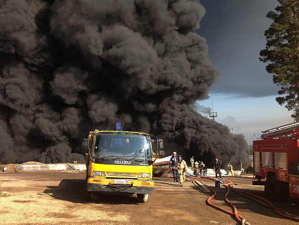 В Ангарском районе Иркутской области уже более 25 часов горит резервуар с нефтепродуктами емкостью 5 тыс. кубометров. Пожару присвоен четвертый ранг сложности из пяти возможных. Рядом с горящим резервуаром находится еще десять аналогичных объектов, из которых три - в непосредственной близости.