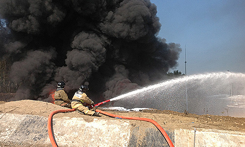 В Ангарском районе Иркутской области уже более 25 часов горит резервуар с нефтепродуктами емкостью 5 тыс. кубометров. Пожару присвоен четвертый ранг сложности из пяти возможных. Рядом с горящим резервуаром находится еще десять аналогичных объектов, из которых три - в непосредственной близости.