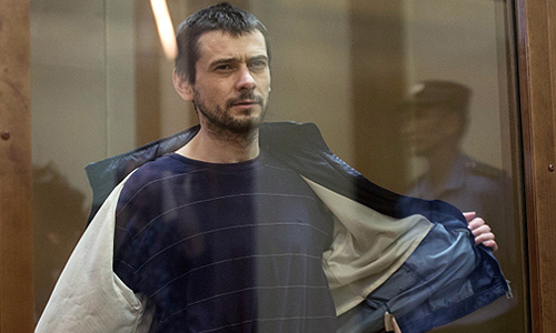 Житель Белгорода Сергей Помазун, обвиняемый в массовом расстреле людей, выступил в четверг в суде с последним словом. "Я не планировал убивать, стрельба началась не по моей инициативе. Я прошу приговорить меня к 25 годам лишения свободы", - сказал Помазун.