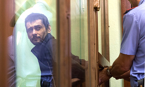 Обвиняемый в массовом расстреле Сергей Помазун в Белгородском областном суде. 31-летний Помазун открыл огонь в оружейном магазине в центре Белгорода, убив трех человек, а после выхода на улицу расстрелял еще троих, в том числе двух школьниц. При задержании Помазун ранил одного из стражей порядка. (Съемка через стекло).