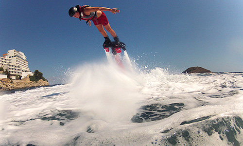 Катание на флайборде на курорте Магалуф (Майорка).