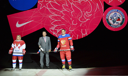 Игрок сборной России по хоккею Александра Капустина, президент Федерации хоккея России Владислав Третьяк и игрок сборной России по хоккею Александр Овечкин (слева направо) во время церемонии презентации новой формы мужской и женской сборных России по хоккею.