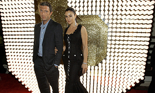 Французский актер Венсан Кассель и итальянская актриса Моника Беллуччи подали на развод. Об этом со ссылкой на пресс-секретаря Беллуччи сообщает Corriere della Sera. Издание уточняет, что Кассель и Беллуччи поженились в 1999 г., у них двое дочерей. О причинах развода пока ничего не известно.