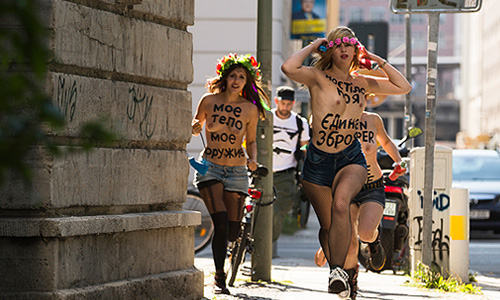Акция девушек FEMEN у посольства Украины в Берлине.