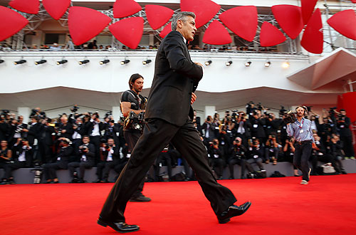 Джордж Клуни торопится на фестиваль.