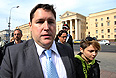 Сотрудник консульства Российской Федерации в Белоруссии Гавриил Мамонтов после встречи с Владиславом Баумгертнером около здания белорусского КГБ, где содержится арестованный Баумгертнер, в Минске.
