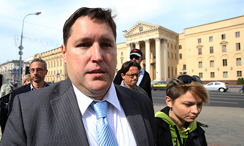 Сотрудник консульства Российской Федерации в Белоруссии Гавриил Мамонтов после встречи с Владиславом Баумгертнером около здания белорусского КГБ, где содержится арестованный Баумгертнер, в Минске.