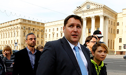 Сотрудник консульства Российской Федерации в Белоруссии Гавриил Мамонтов после встречи с Владиславом Баумгертнером около здания белорусского КГБ, где содержится арестованный Баумгертнер, в Минске.