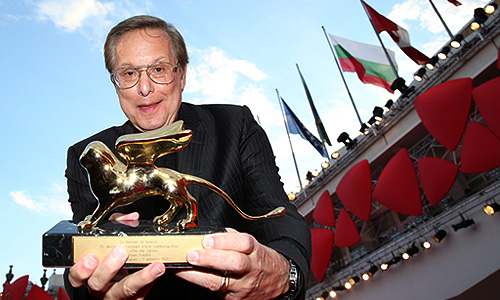 Режиссер Уильям Фридкин с "Золотым львом" перед премьерой фильма "Тропы" в рамках 70-го Венецианского международного кинофестиваля.