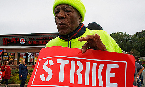 Забастовка сотрудников фаст-фудов в Массачусетсе.