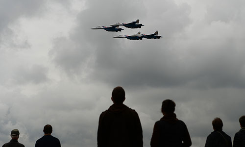 Посетители на Международном авиационно-космическом салоне МАКС - 2013 в Жуковском.