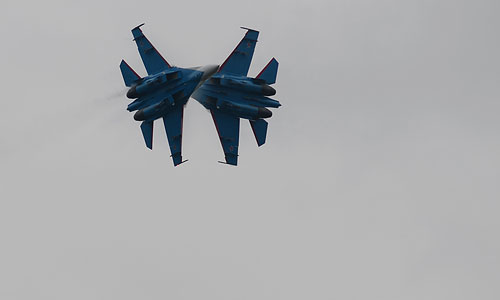 Пилотажная группа "Русские Витязи" на истребителях Су-27 на Международном авиационно-космическом салоне МАКС-2013 в подмосковном Жуковском.