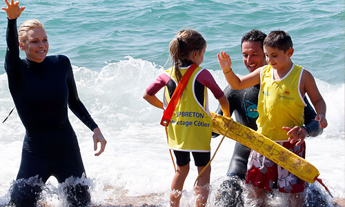 Княгиня Монако Шарлен во время благотворительного заплыва во Франции.