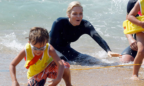 Княгиня Монако Шарлен во время благотворительного заплыва во Франции.