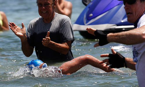 Ей также пришлось преодолевать трудности, связанные с холодом и соленой водой.