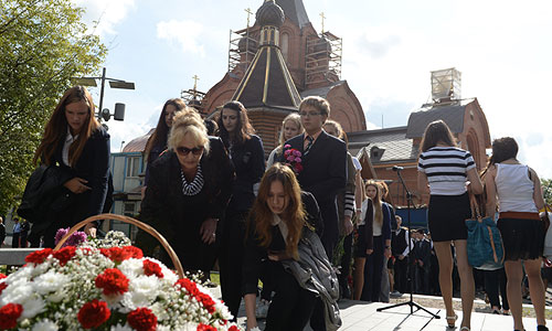 Акция памяти у памятника жертвам террористического акта в Театральном центре на Дубровке в Москве.