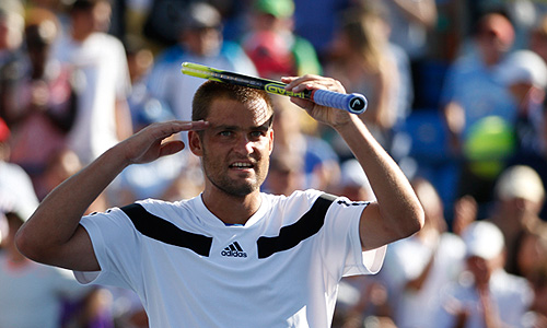 Россиянин Михаил Южный вышел в четвертьфинал Открытого чемпионата США по теннису. В матче четвертого круга Южный победил австралийца Ллейтона Хьюитта в пяти сетах. Встреча завершилась со счетом 6:3, 3:6, 6:7, 6:4, 7:5 в пользу россиянина. В четвертьфинале Южный сыграет с сербом Новаком Джоковичем.