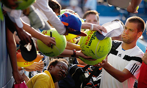 Россиянин Михаил Южный вышел в четвертьфинал Открытого чемпионата США по теннису. В матче четвертого круга Южный победил австралийца Ллейтона Хьюитта в пяти сетах. Встреча завершилась со счетом 6:3, 3:6, 6:7, 6:4, 7:5 в пользу россиянина. В четвертьфинале Южный сыграет с сербом Новаком Джоковичем.