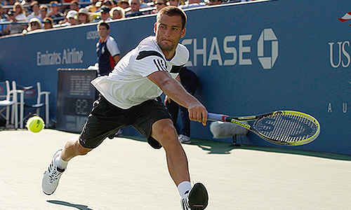 Россиянин Михаил Южный вышел в четвертьфинал Открытого чемпионата США по теннису. В матче четвертого круга Южный победил австралийца Ллейтона Хьюитта в пяти сетах. Встреча завершилась со счетом 6:3, 3:6, 6:7, 6:4, 7:5 в пользу россиянина. В четвертьфинале Южный сыграет с сербом Новаком Джоковичем.